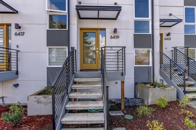 Building Photo - Terrific Townhome