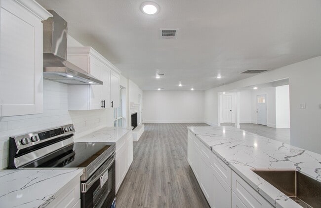 Building Photo - 595 River Plantation Dr