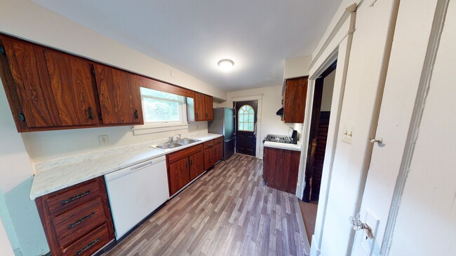 Building Photo - 5 Bed 1 Bath Single Family Home For Rent