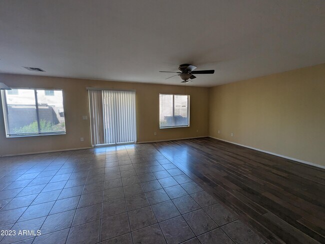 Foto del edificio - 2270 W Central Ave
