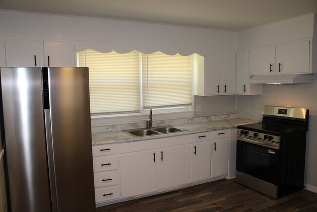 Foto del edificio - Spacious 3 Bedroom and 1 full bath home in...