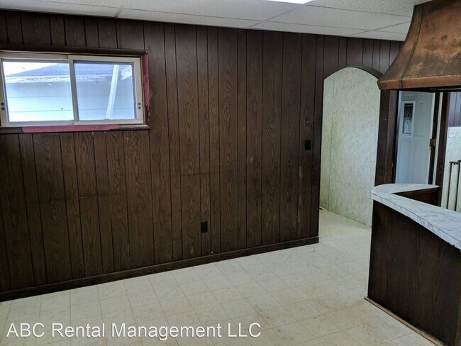 Building Photo - 4 br, 1.5 bath House - 325 E Wisconsin Avenue