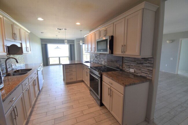 Building Photo - Spacious 3-Bedroom Penthouse with Sweeping...