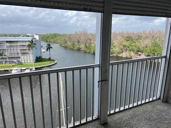 Foto del edificio - 1537 E Hillsboro Blvd