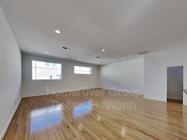 Building Photo - 1664 Zoe Pl
