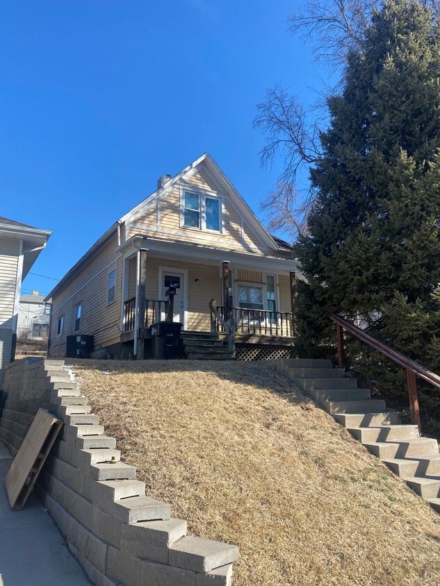 Primary Photo - Updated 4 bed 1.5 Bath in Omaha