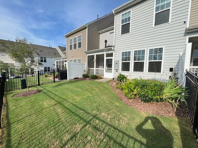 Foto del edificio - Spacious 3 bedroom townhome in Brier Creek