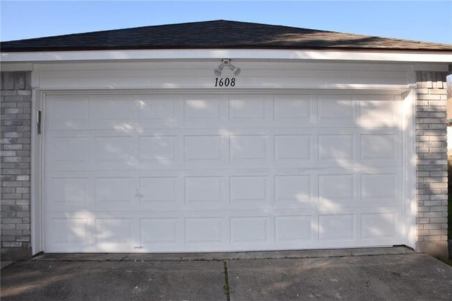 Building Photo - 1608 Southwestern Blvd