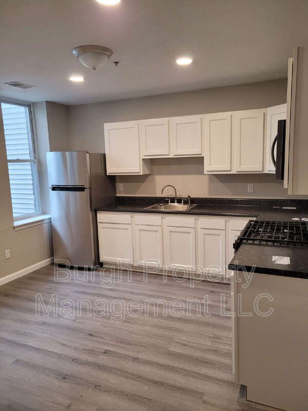 Photo - 118 W 8th Ave