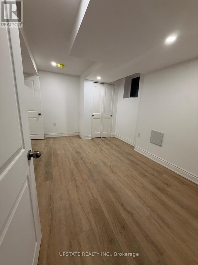 Building Photo - 20 Stirrup Ct