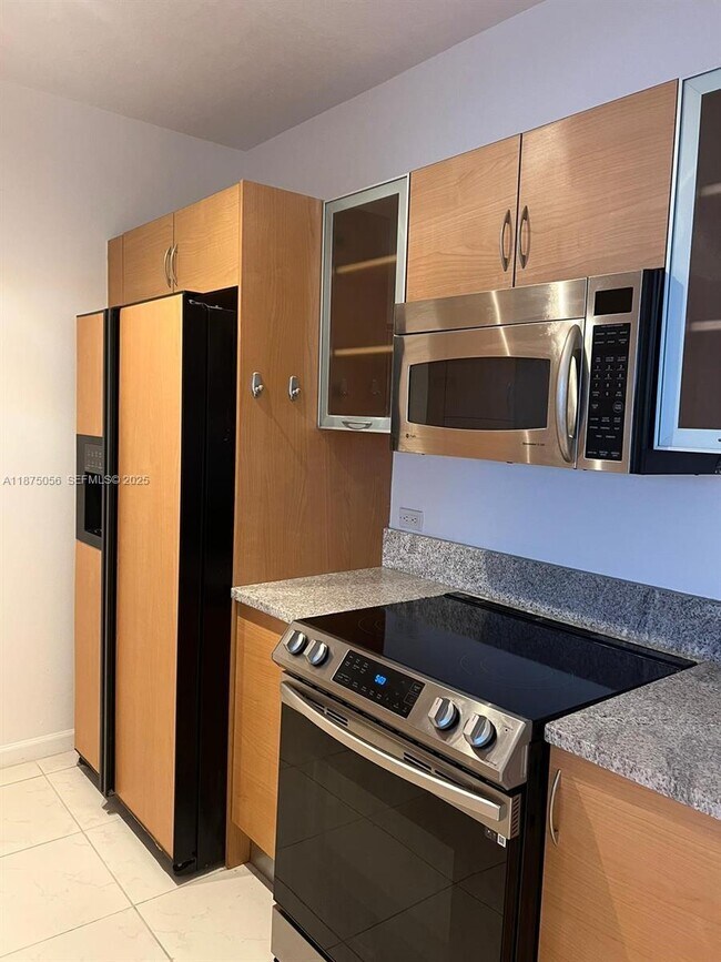 Building Photo - 2775 NE 187th St