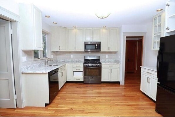 Building Photo - 335 Hillside Ave