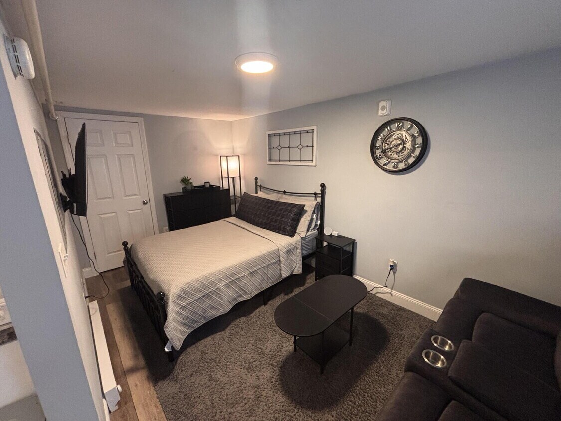 Foto principal - Walk everywhere - Charming Fully Furnished Studio Loft in the Heart of Bath, Maine!