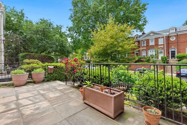 Foto del edificio - Available Now! 4 Bedroom  3.5  Bathroom Townhouse //Woodley Park// Garage, Driveway & 3 Levels of...