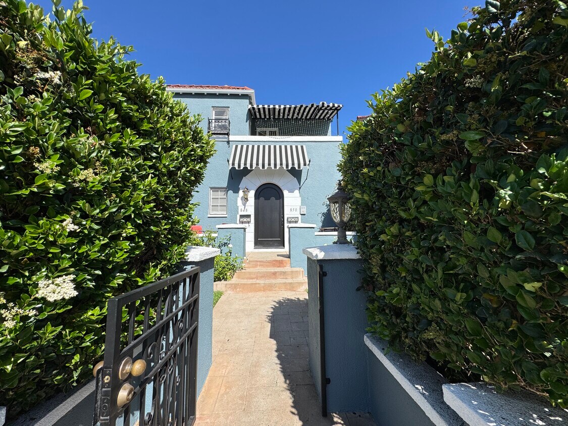 Foto principal - 848 S Curson Ave