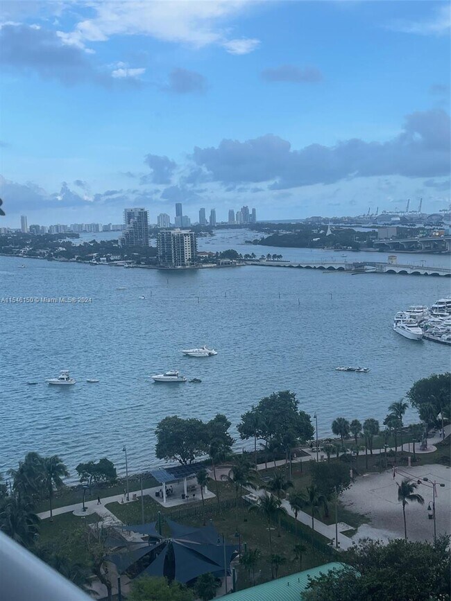 Building Photo - 1800 N Bayshore Dr