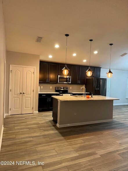 Foto del edificio - 94267 Woodbrier Cir