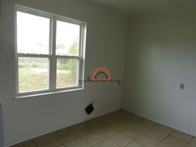 Building Photo - Cute 3 bedrooms 2 bath home 1 car garage
