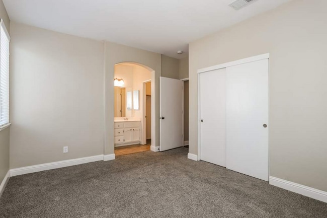 Foto del edificio - 9396 Lakepoint Dr