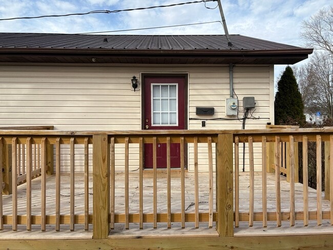 Building Photo - 1657 Redwood Dr