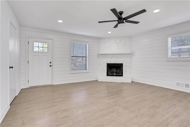 Building Photo - 1000 Mathews Ct