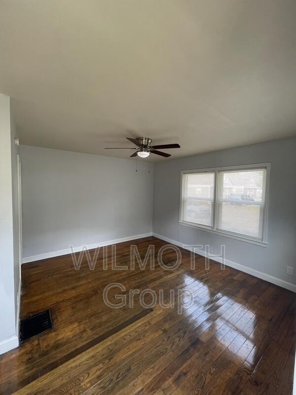 Building Photo - 615 N Tibbs Ave