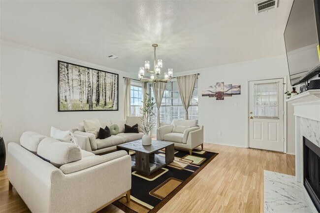 Foto del edificio - 1016 Thackeray Ln