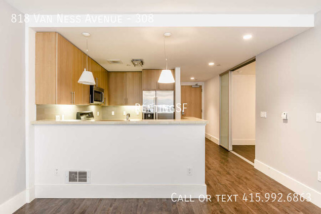 Building Photo - 1 BR plus 2nd BR / Den with 2 Full Bathrooms