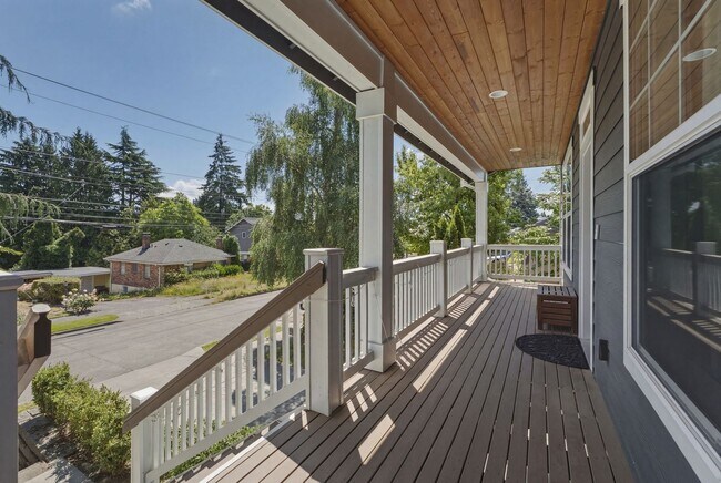Foto del edificio - Remarkable Craftsman-4BR