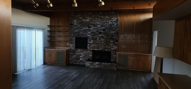 Foto del edificio - This is a spacious house featuring four bedrooms and two bathrooms, along with a two-car garage.