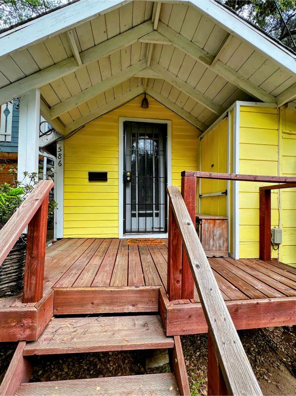Building Photo - 586 Los Rocas Dr