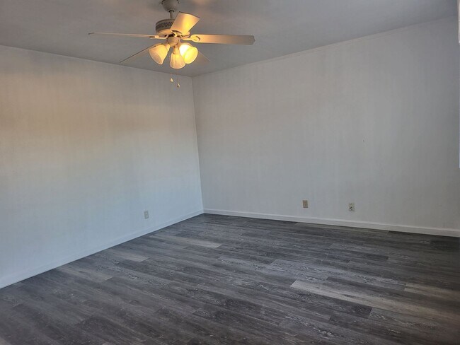 Foto del edificio - All Upgraded, Small Yard, Garage - AVAILABLE NOW!!