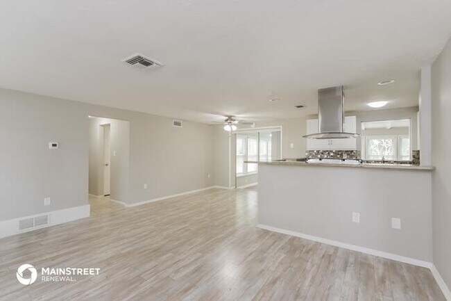 Building Photo - 2248 Outer Dr, Sarasota, FL 34231