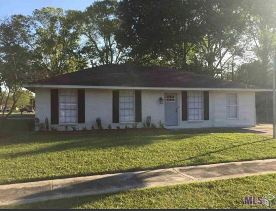 Beautiful white brick corner house for lease! - 16668 Mockingbird Ln