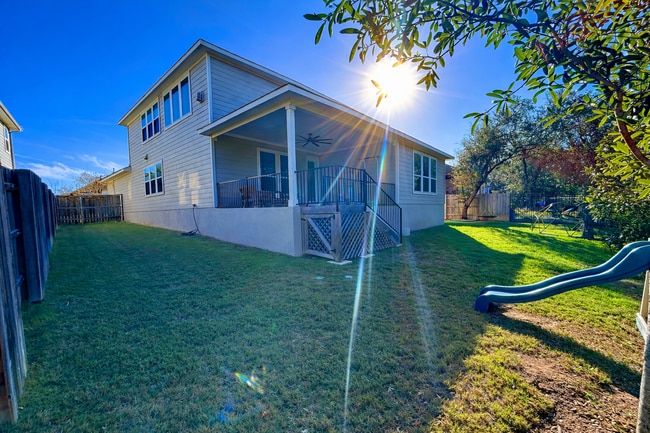 Patio trasero espacioso con grandes patios laterales, que ofrece mucho espacio para jugar y relajarse. - 517 Moonlit Stream Pass