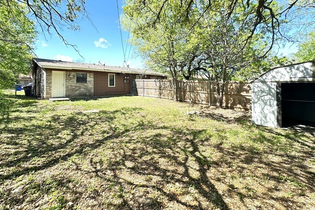 Building Photo - 918 Dryden Ave