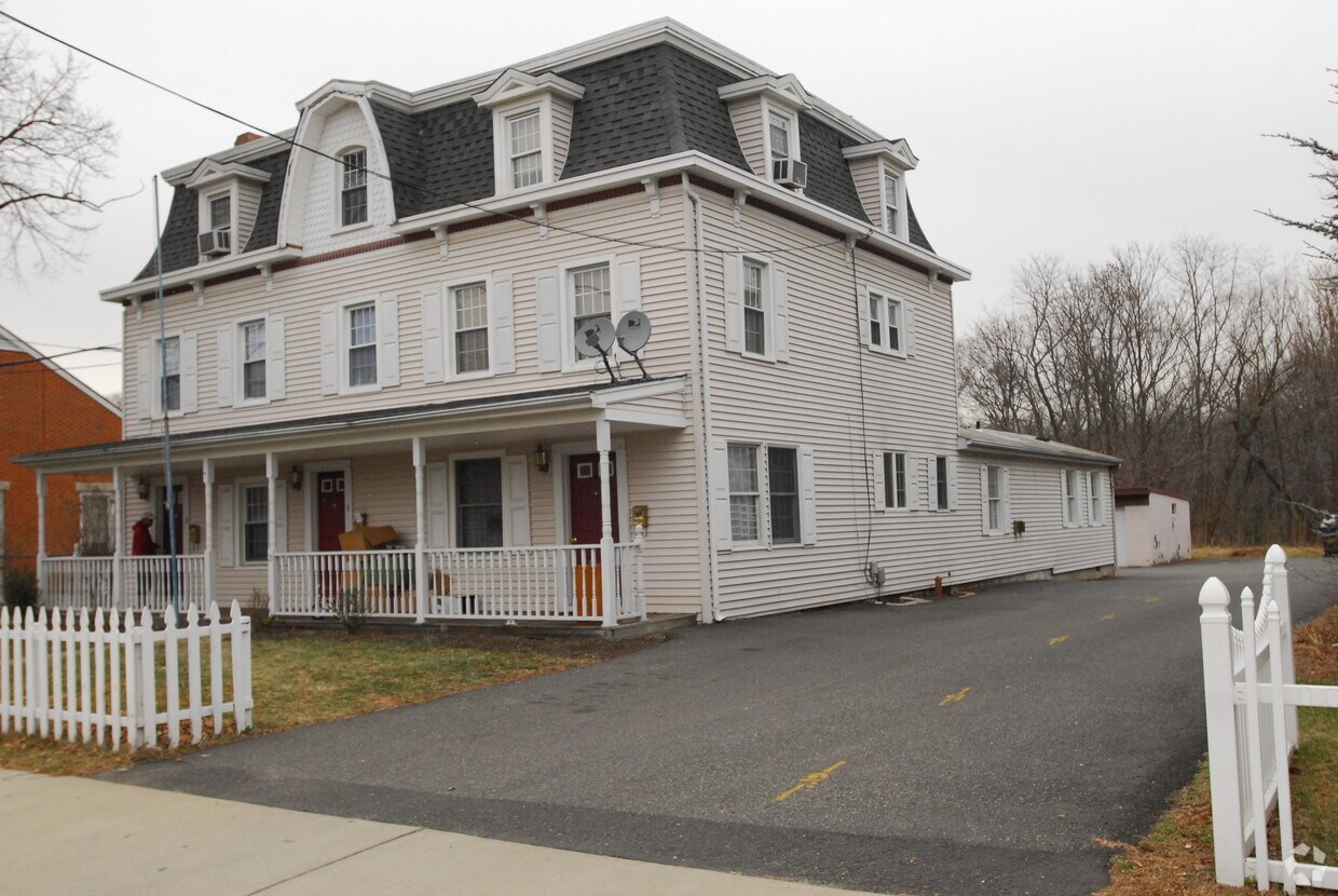 Building Photo - 19-21 E Railroad Ave