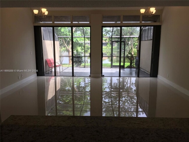 Foto del edificio - 10951 N Lakeview Dr