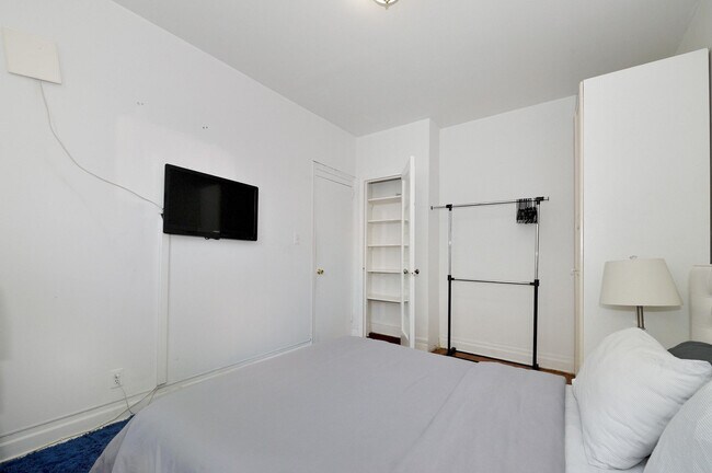 Building Photo - 414 W 46th St