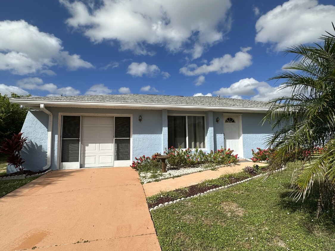 Foto principal - "Charming Furnished 2 Bed, 2 Bath Home wit...