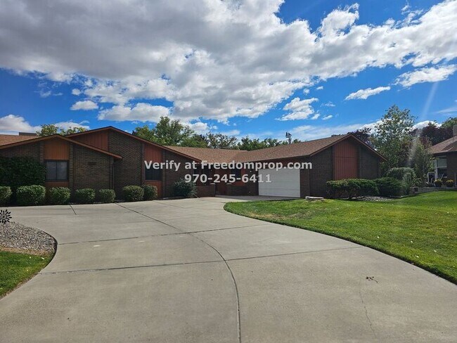 Foto del edificio - 2703 Crossroads Blvd