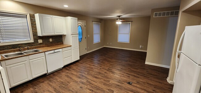 Foto del edificio - 322 N Prairie St