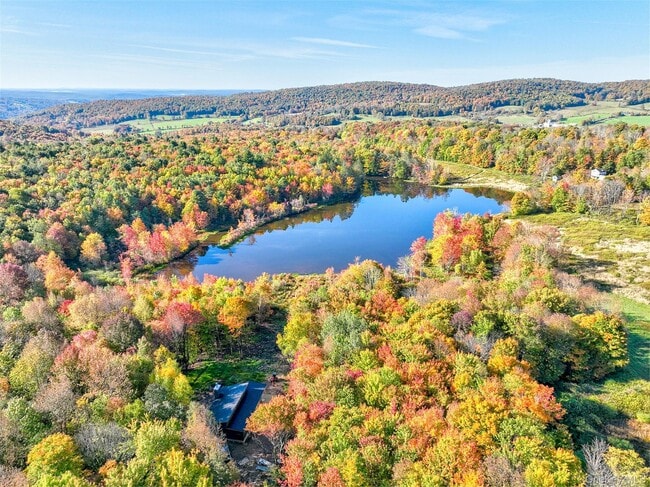 Foto del edificio - 90 Meadow Ln