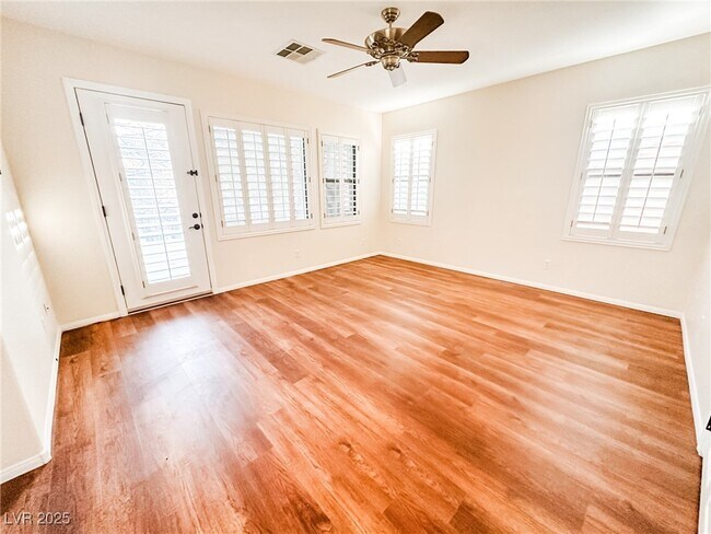 Foto del edificio - 11245 Newbury Hills Ave