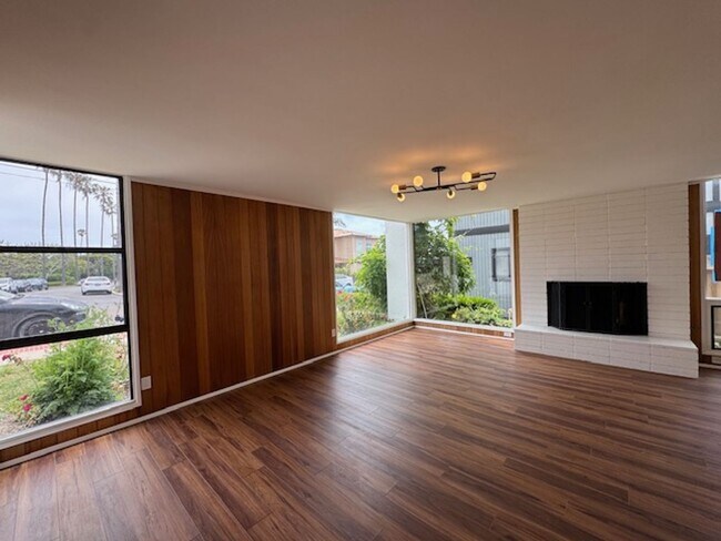Building Photo - Recently Renovated 2 Bed / 2 Bath Apartmen...