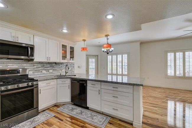 Building Photo - 3400 Cabana Dr