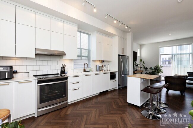 Building Photo - Kitchner  – Spacious 2 Bedroom + 2 bath plus Den Home in South Surrey