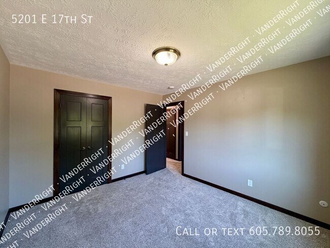 Foto del edificio - 5201 E 17th St