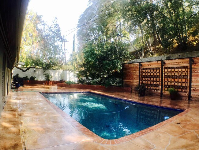 Building Photo - Hills of Studio City South of the boulevard