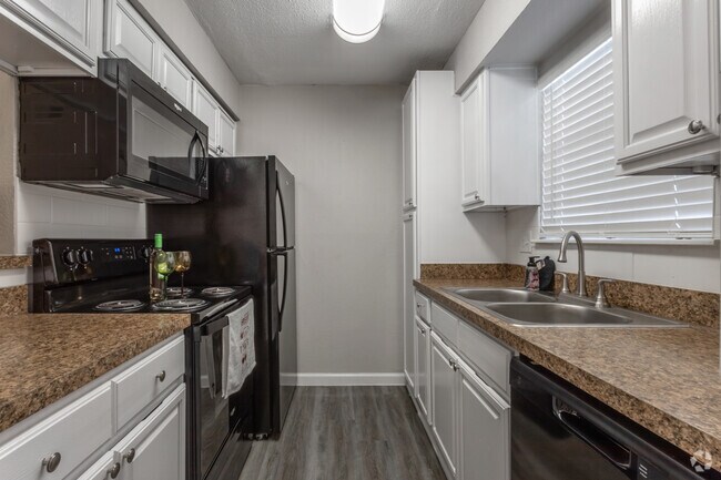 Cocina blanca y marrón - Windfern Meadows